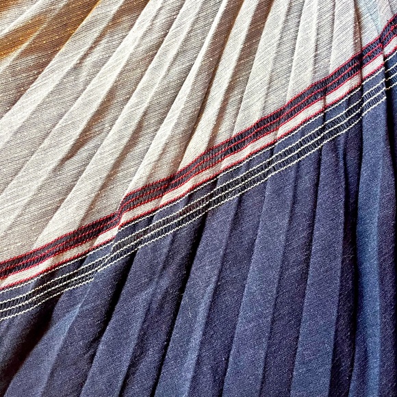 Vintage 1970’s Retro Mini Dress in Gray and Navy - Picture 2 of 6